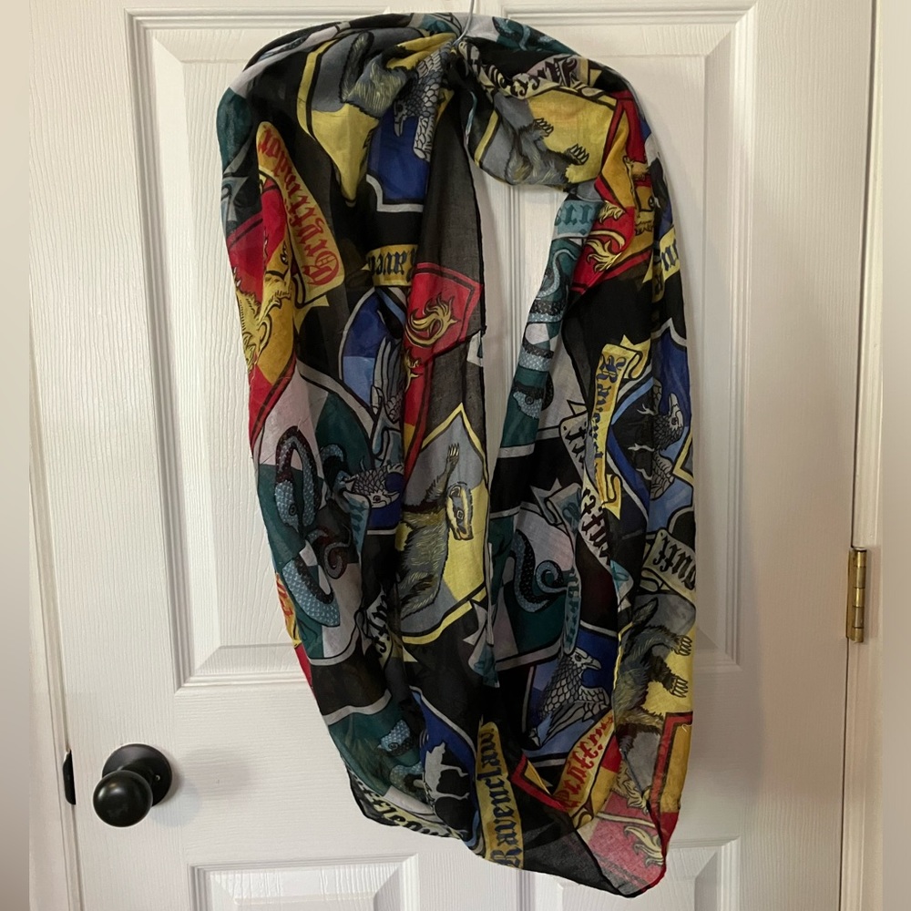 Harry Potter Infinity Scarf Hogwarts House Crests - Picture 5 of 7